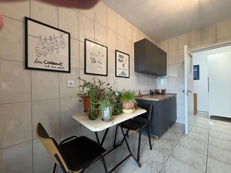 Apartament cu 3 camere semidecomandat în Tineretului