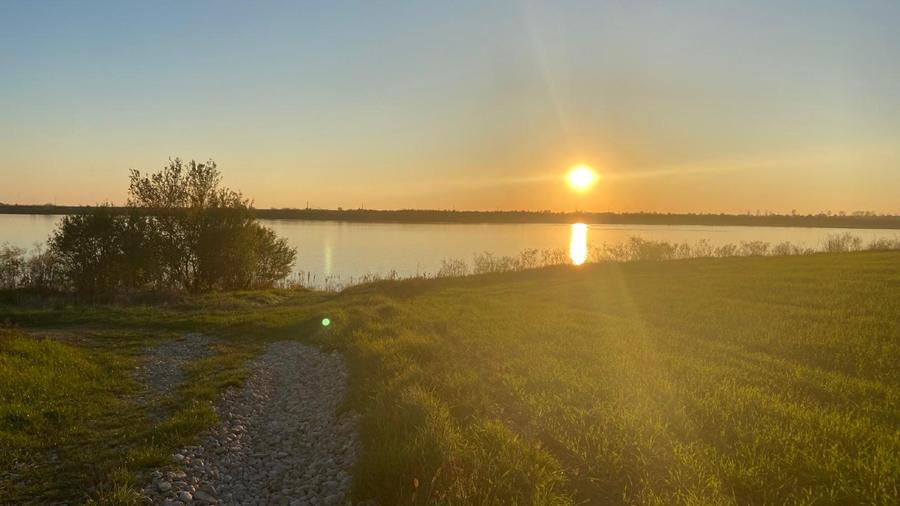 Terenuri casă cu utilitati, vedere lac, 12.500 e - 1