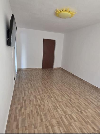 Apartament cu 3 camere semidecomandat în Sebastian