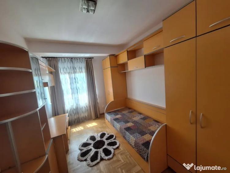 Apartament cu 3 camere semidecomandat în Central