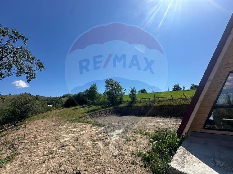 Casă individuală cu 2 camere cu Teren 17490 Mp în Ponor