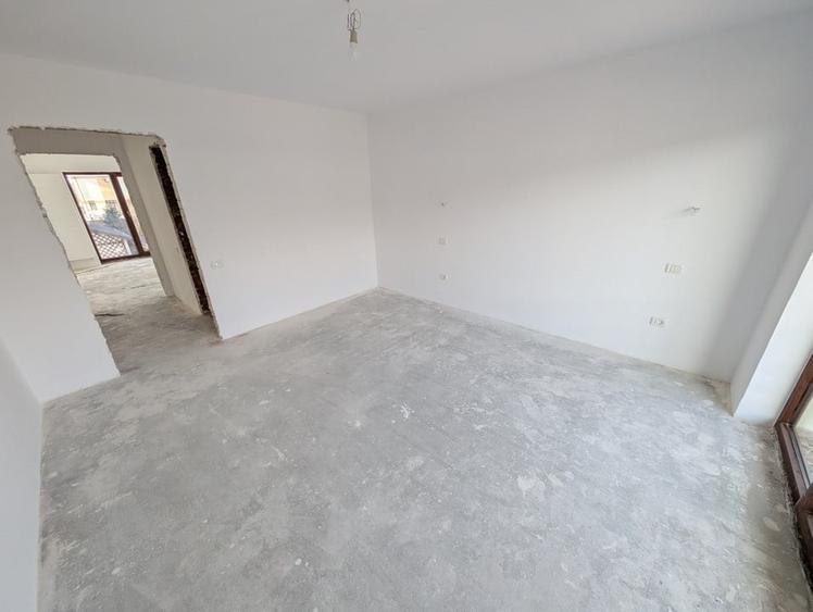 Apartament cu 4 camere decomandat în Otopeni