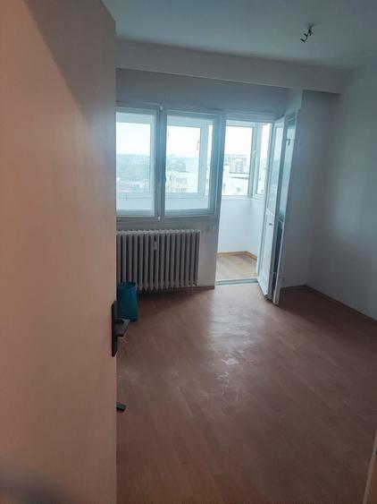 Apartament cu 3 camere decomandat în Lacul Tei