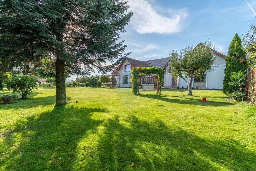 Casă individuală cu 9 camere cu Teren 2000 Mp în Feleacu