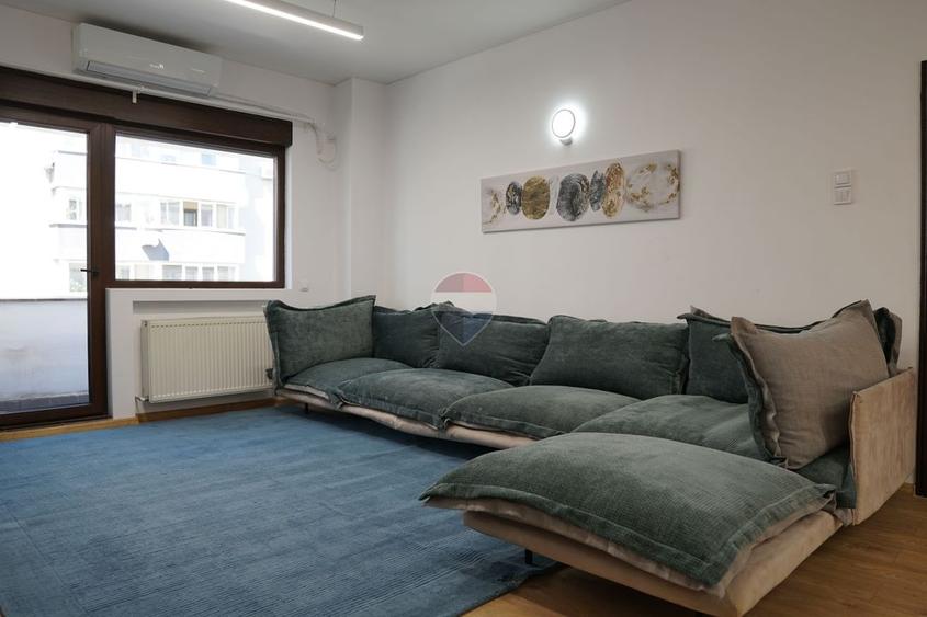 Apartament cu 3 camere decomandat, mobilat în Calea Victoriei