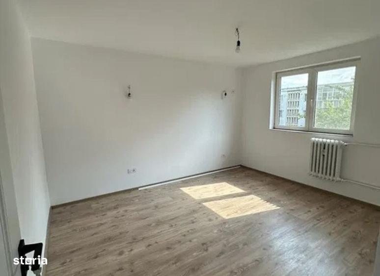 Apartament cu 3 camere semidecomandat în Tătărași