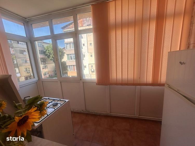 Apartament cu 3 camere decomandat în Exterior Vest