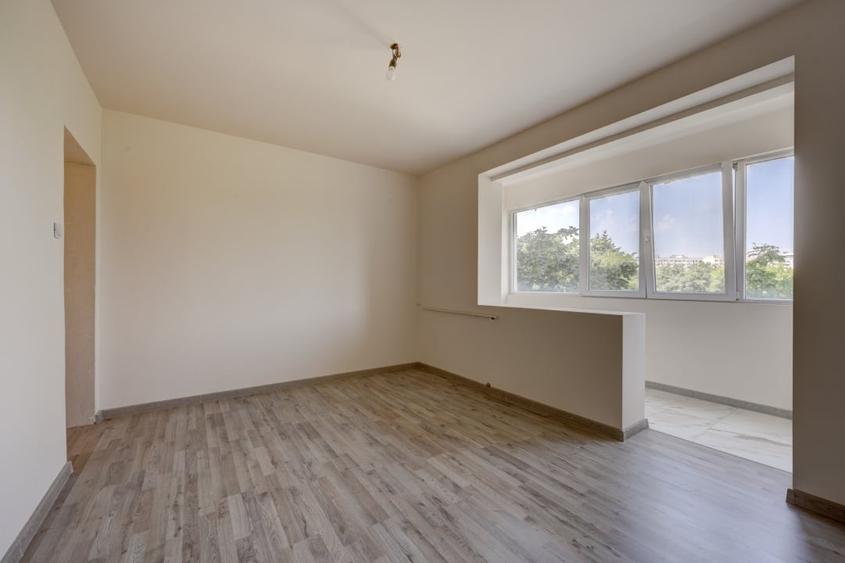 Apartament cu 3 camere semidecomandat în Baba Novac