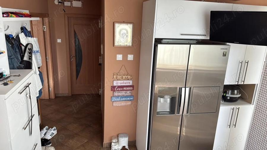 Apartament cu 3 camere decomandat în Astra