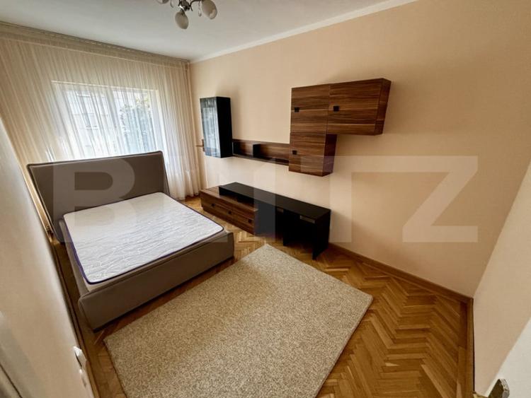 Apartament cu 4 camere decomandat în Central