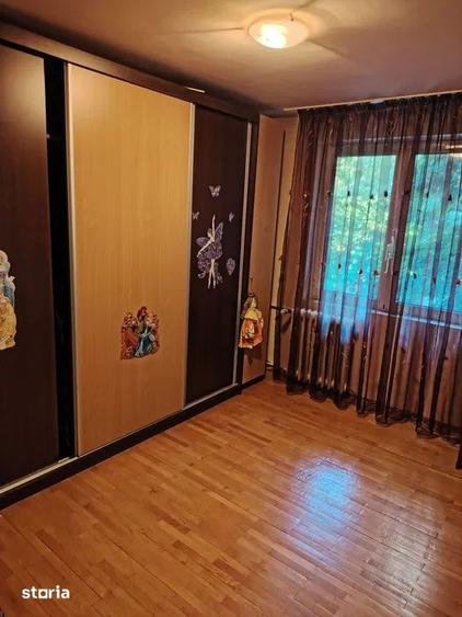 Apartament cu 3 camere decomandat, mobilat în Tei