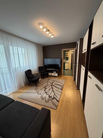 Apartament cu 3 camere semidecomandat în Dosu Bricii