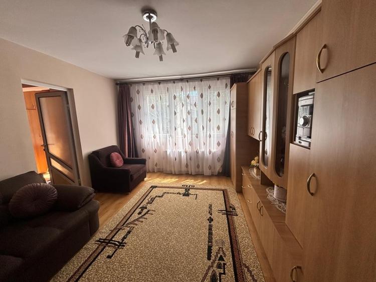 Apartament cu 3 camere semidecomandat, mobilat în Calea Moldovei