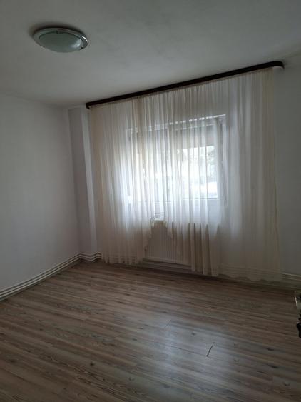 Apartament cu 3 camere decomandat în Exterior Vest
