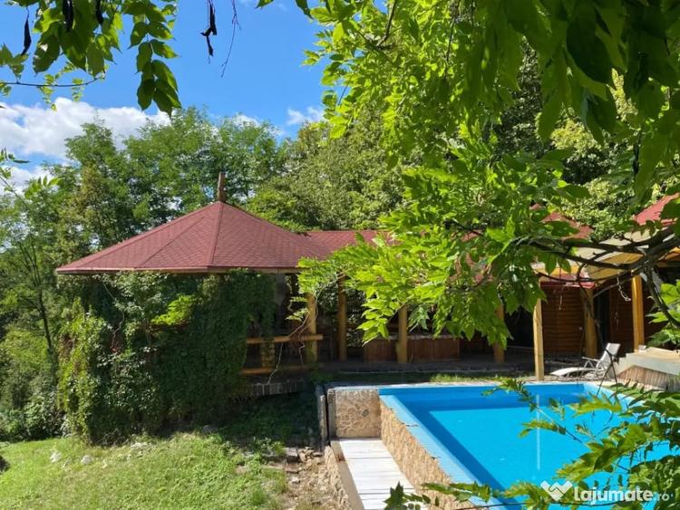 Casă cu 7 camere cu Teren 17000 Mp în Cărbunari