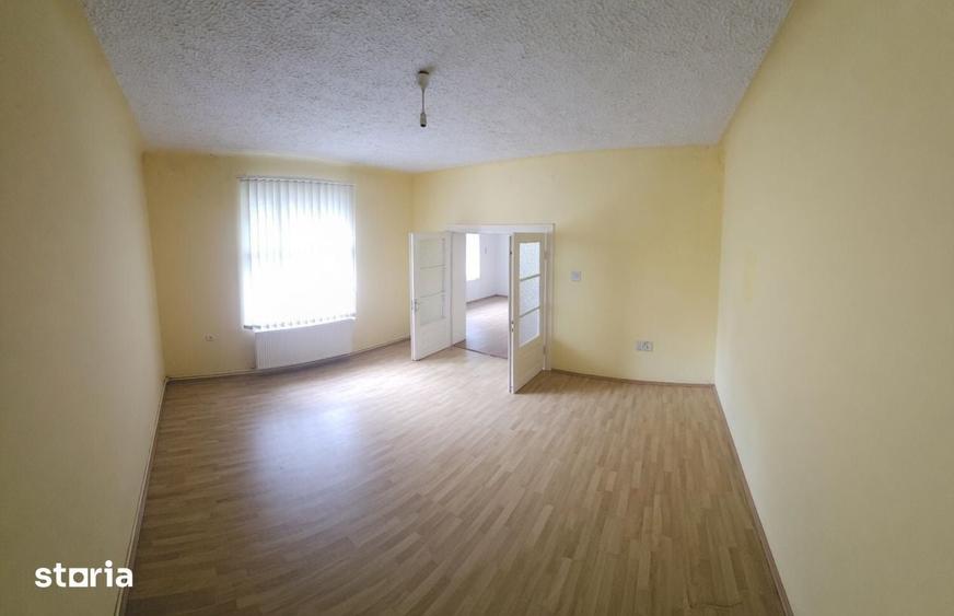 Casă cu 6 camere cu Teren 2600 Mp în Central