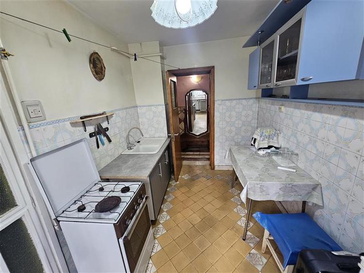 Apartament cu 4 camere semidecomandat, mobilat în Micro II