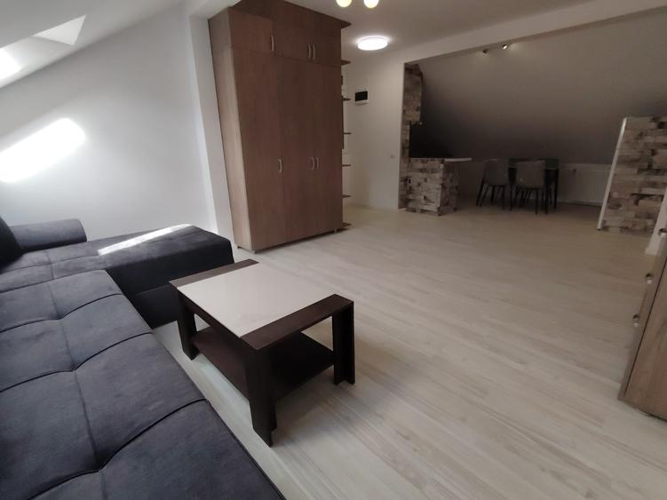 Apartament cu 4 camere semidecomandat în Florești