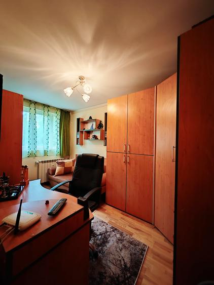 Apartament cu 3 camere semidecomandat în Titan
