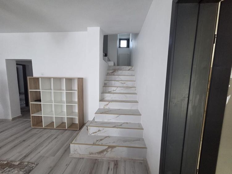 Casă individuală cu 6 camere cu Canalizare în Rediu