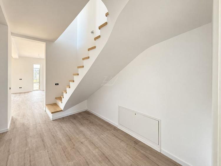 Duplex cu 5 camere cu Canalizare în Moșnița Nouă