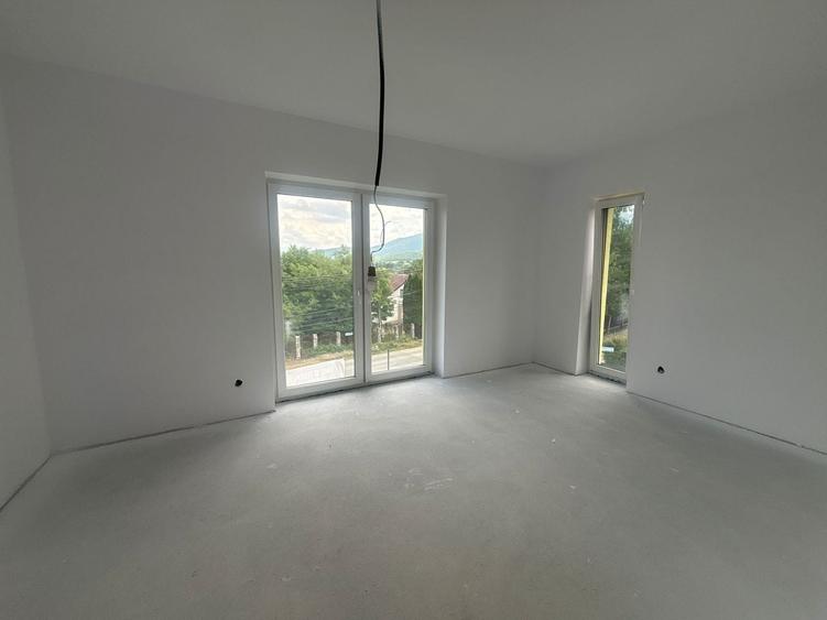 Casă individuală cu 4 camere cu Canalizare în Sadu