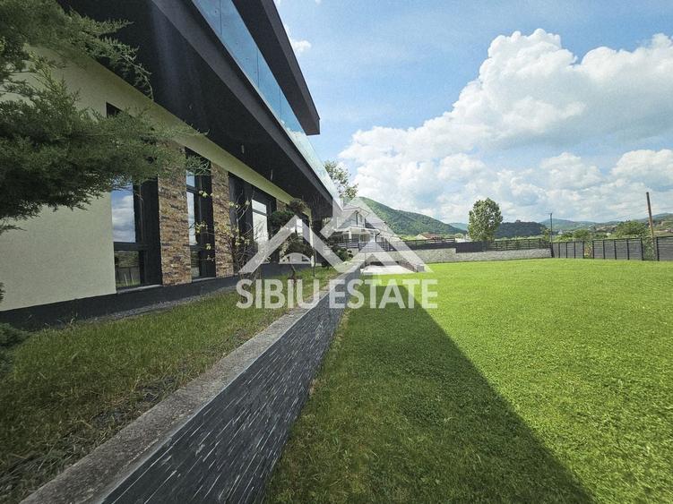 Casă individuală cu 5 camere cu Piscina în Est