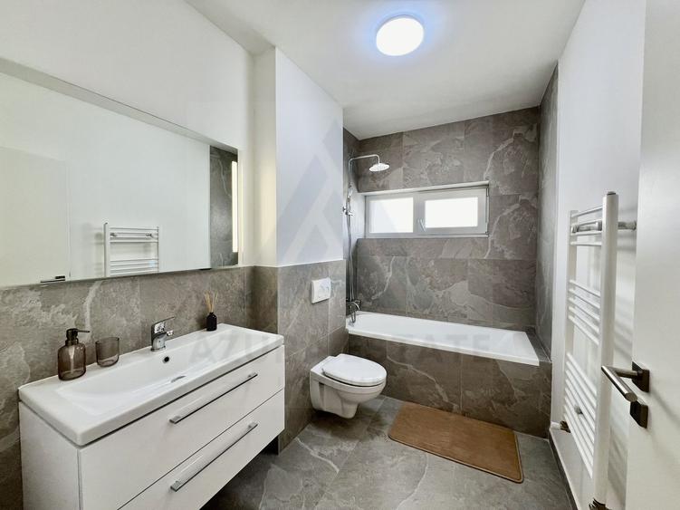 Apartament cu 5 camere decomandat, mobilat în Cristian