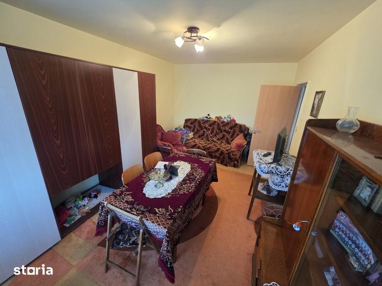 Apartament cu 3 camere decomandat în Tei