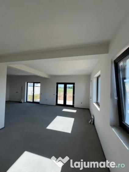 Casă cu 3 camere cu Teren 664 Mp în Vetiș