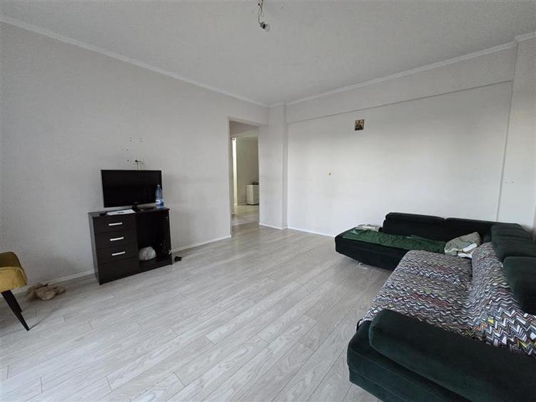 Apartament cu 3 camere semidecomandat în Bucureștii Noi