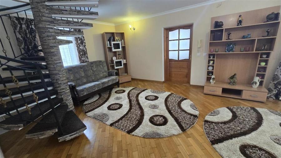 Casă individuală cu 5 camere cu Garaj în Dărmănești