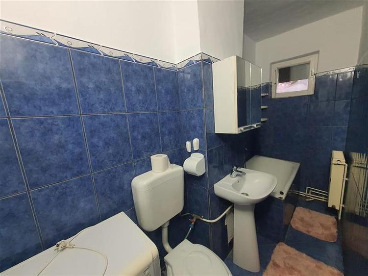 Apartament cu 3 camere semidecomandat, mobilat în Central