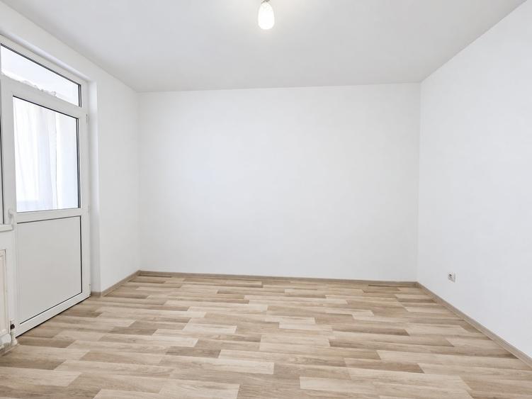 Apartament cu 3 camere semidecomandat în Micro 19