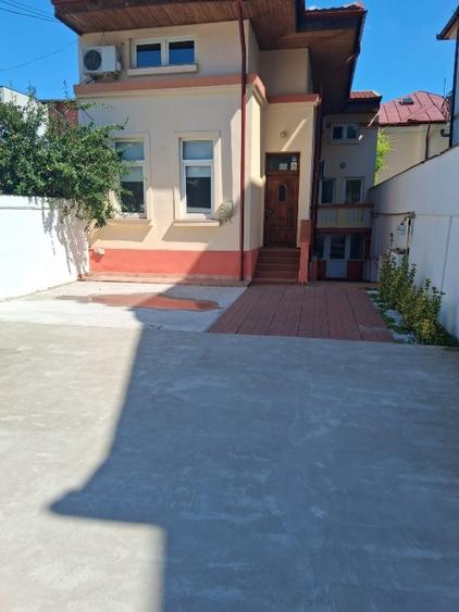 Casă individuală cu 6 camere cu Garaj în Tineretului