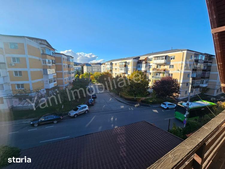 Casă cu 10 camere cu Teren 2642 Mp în Central