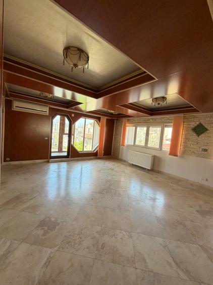Apartament cu 4 camere decomandat în Romană
