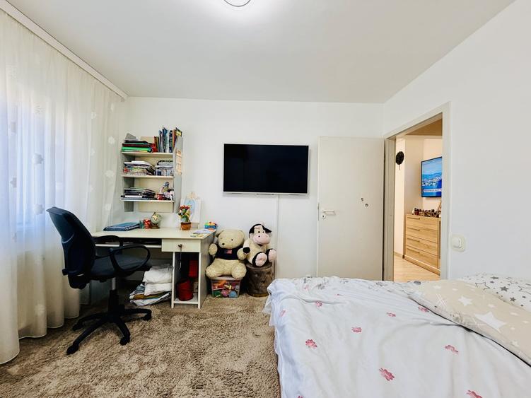 Apartament cu 4 camere semidecomandat, mobilat în Lipovei