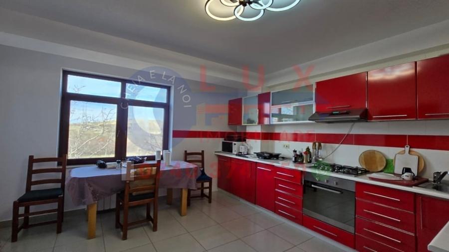 Casă cu 11 camere cu Garaj în Vest