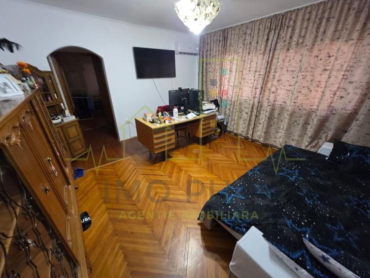 Apartament cu 2 camere semidecomandat în Centrul Bancar