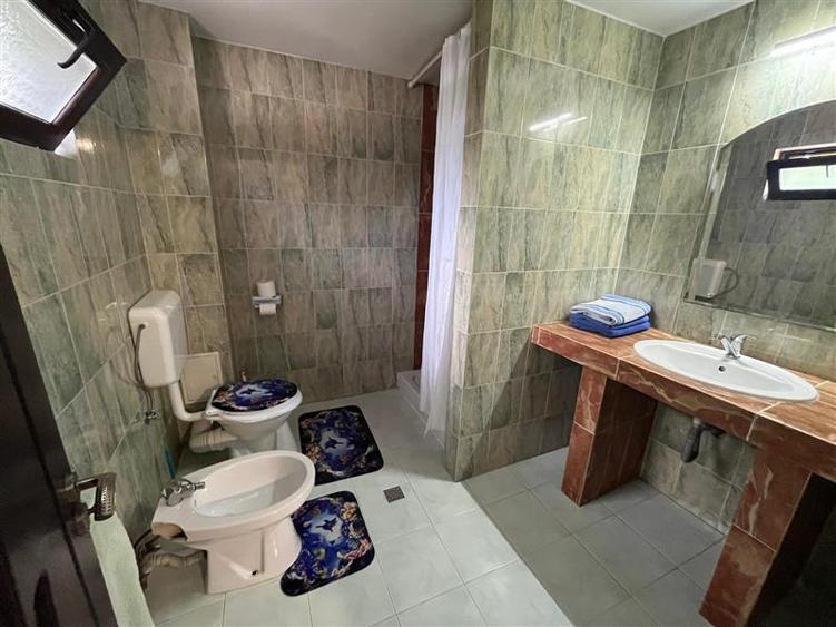 Casă individuală cu 5 camere cu Teren 273 Mp în Periferie