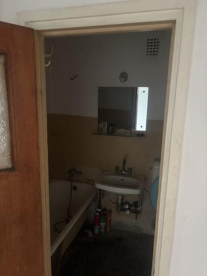 Apartament cu 3 camere decomandat în Valea Ialomiței
