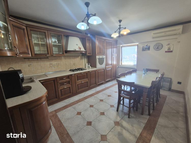 Apartament cu 4 camere decomandat în Decebal
