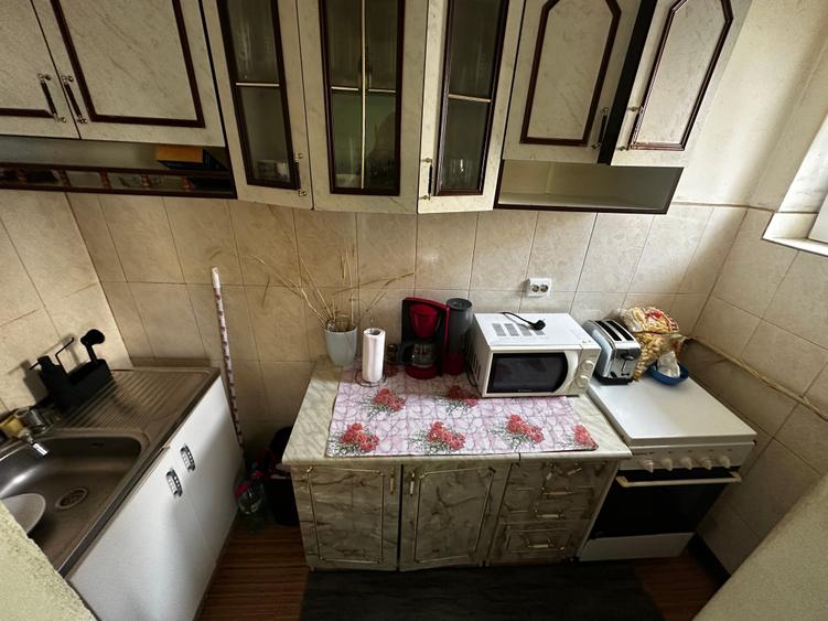 Apartament cu 3 camere semidecomandat în Decebal