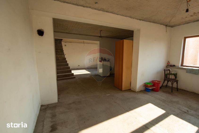 Casă cu 8 camere cu Teren 1395 Mp în Glina