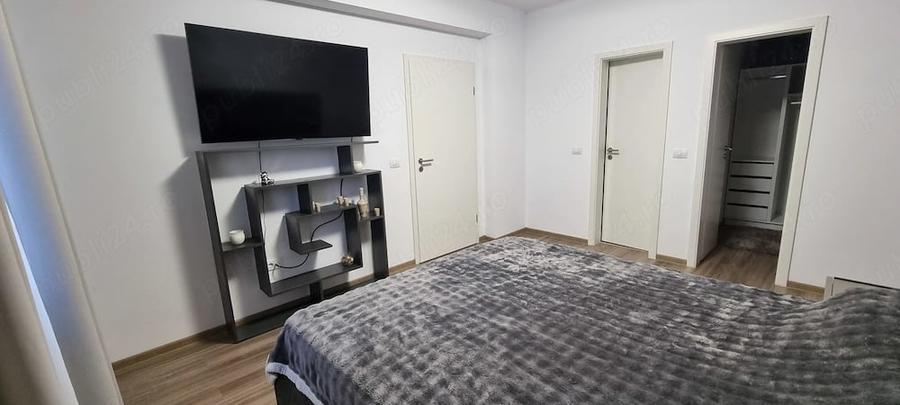 Apartament cu 3 camere decomandat în Tractorul