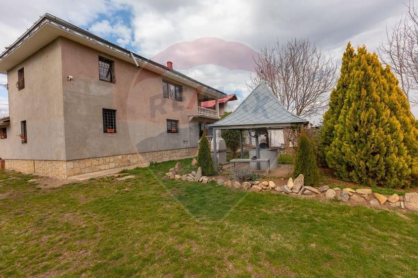 Casă cu 7 camere cu Teren 1020 Mp în Vest