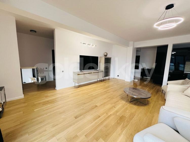 Penthouse cu 3 camere decomandat, mobilat în Herăstrău