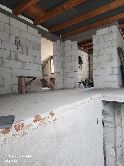 Casă cu 4 camere cu Teren 1700 Mp în Zamostea