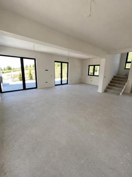 Casă individuală cu 5 camere cu Teren 450 Mp în Dezmir